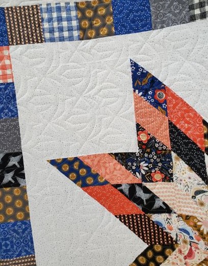 Close up of e2e quilting on sawtooth baby quilt